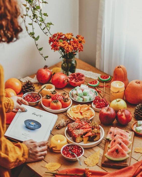 عکس تزیین سفره شب یلدا روی میز عکس سفره شب یلدا 1401