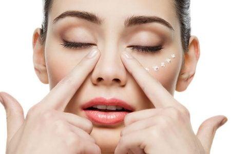 روغن نارگیل برای زیبایی پوست معجزه میکند روغن نارگیل برای دور چشم