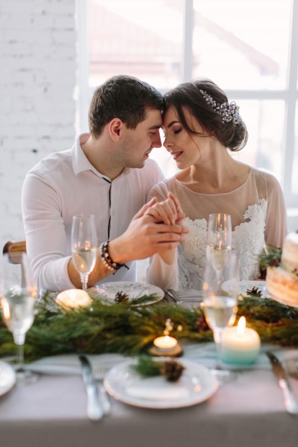 عکس از ژست عاشقانه عروس و داماد در هنگام غذا ژست عاشقانه عروس و داماد در هنگام غذا
