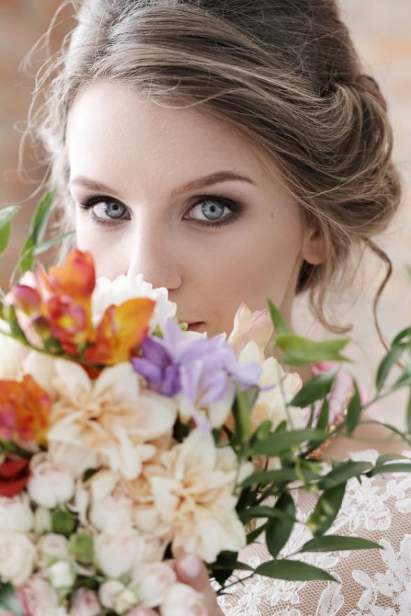 ژست عروس با گل عروسی