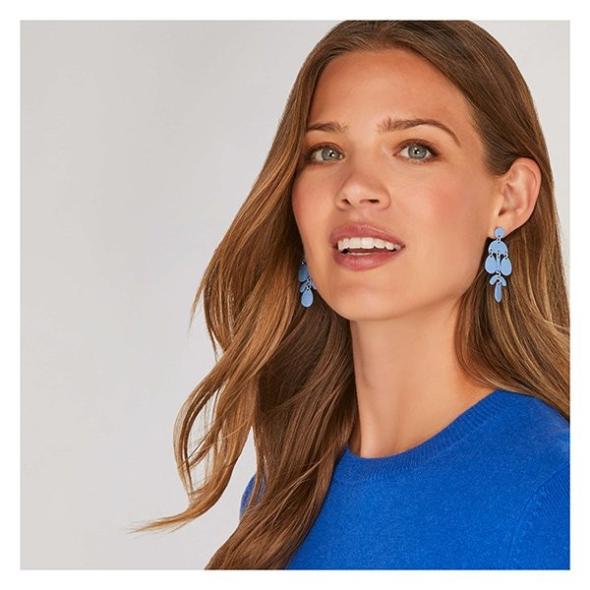 قانون انتخاب گوشواره با توجه به فرم لباسی که انتخاب میکنید مدل گوشواره دخترانه