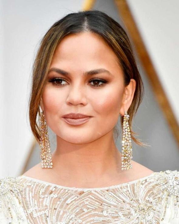 قانون انتخاب گوشواره با توجه به فرم لباسی که انتخاب میکنید مدل گوشواره