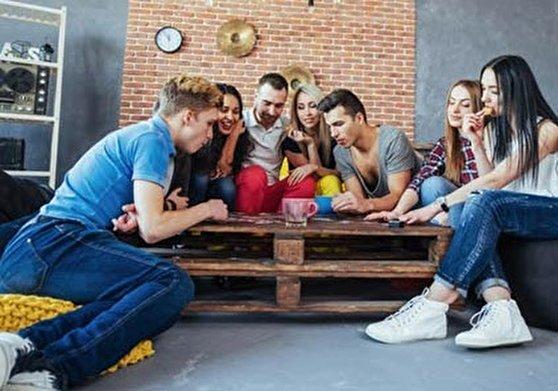 12 بازی فوقالعاده جذاب و سرگرم کننده برای دورهمیها بازی های کلامی بزرگسالان
