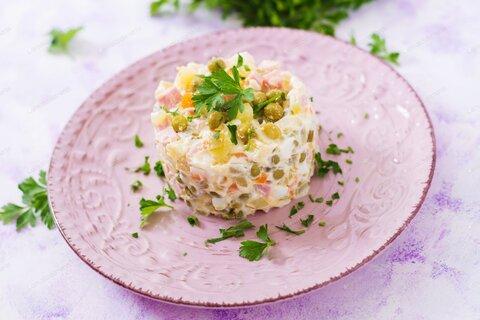با این روش سالاد الویه فوق العاده خوشمزه درست کنید طرز تهیه سالاد اولیه با کالباس