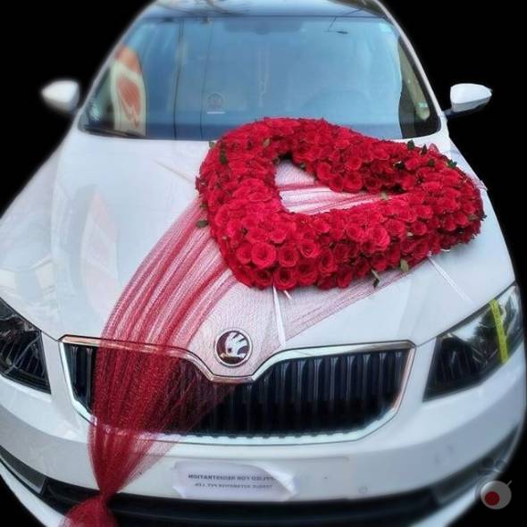 تزئین ماشین عروس با گل و تور