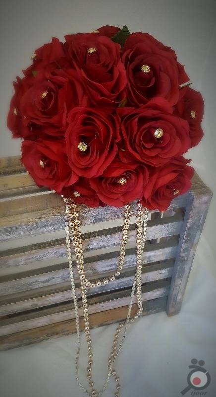 دسته گل عروس رز قرمز زیبا با مروارید