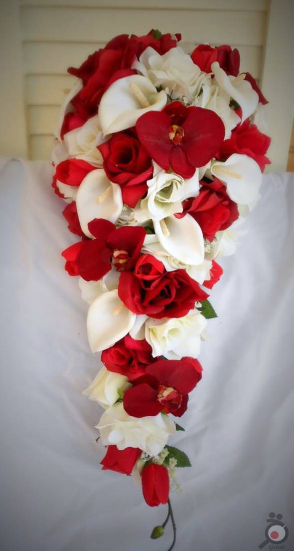 دسته گل عروس زیبا با گل ارکیده سفید و قرمز
