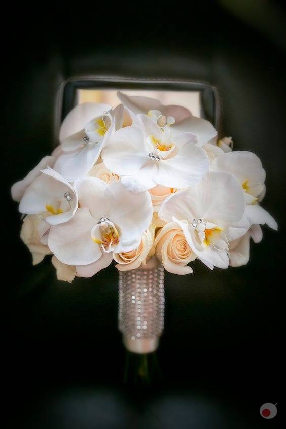 دسته گل عروس زیبا با گل ارکیده سفید