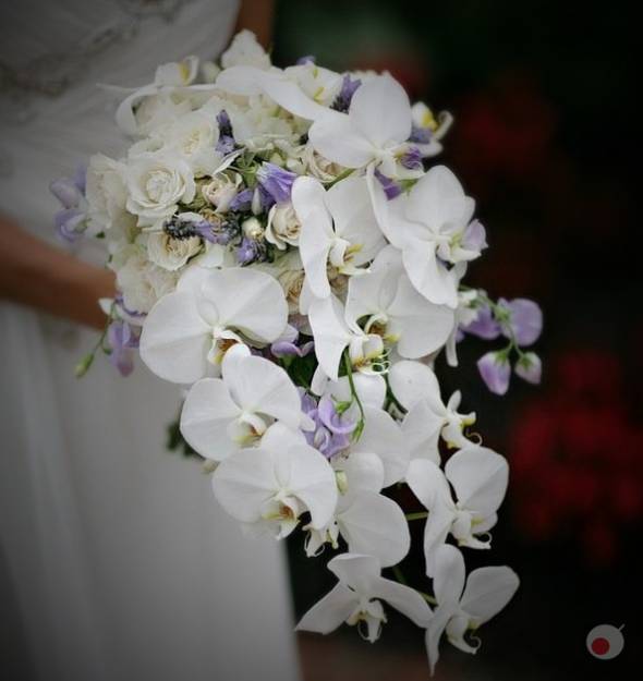 دسته گل عروس زیبا با گل ارکیده سفید