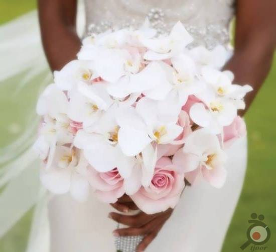 دسته گل عروس زیبا با گل ارکیده سفید و رز صورتی