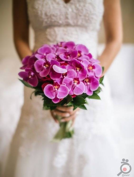 دسته گل عروس زیبا با گل ارکیده بنفش