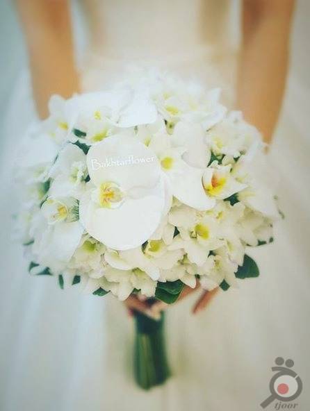 دسته گل عروس زیبا با گل ارکیده سفید 