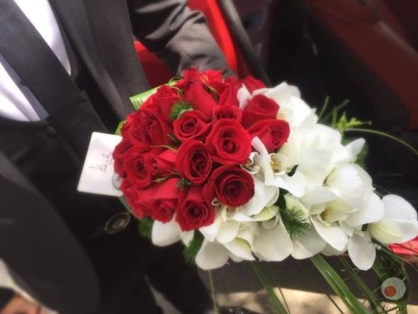 دسته گل عروس زیبا با گل ارکیده سفید و رز قرمز