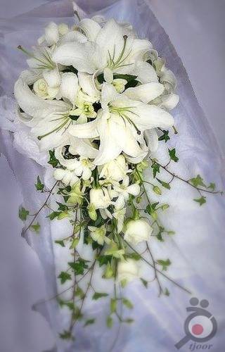 دسته گل عروس با لیلوم سفید