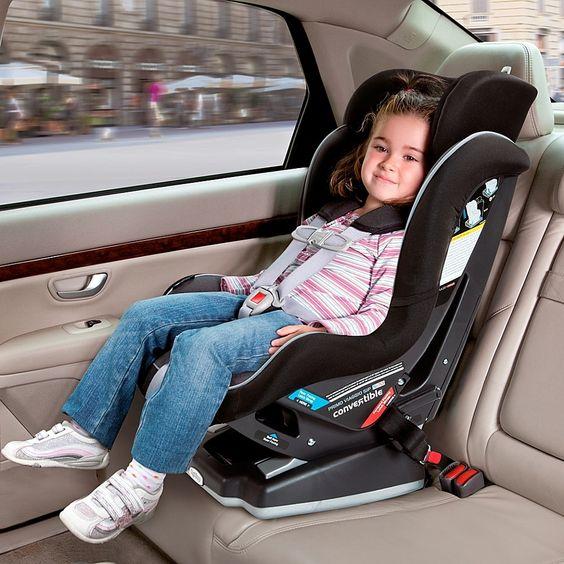 نشستن کودک در صندلی ماشین