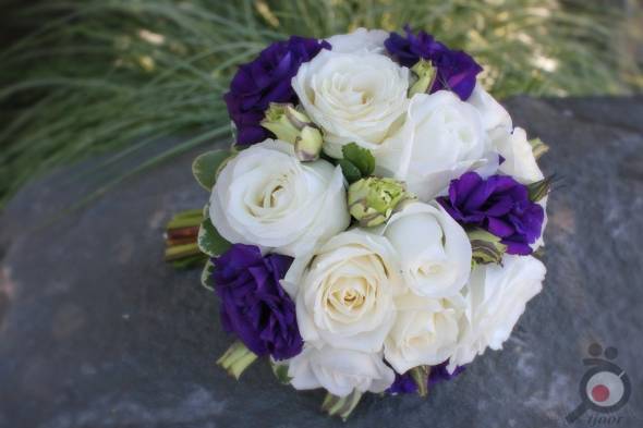 دسته گل عروس با گل های بنفش و سفید