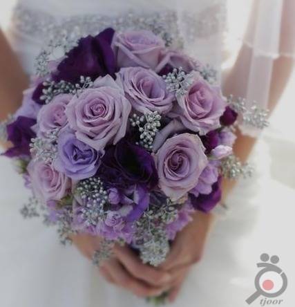 دسته گل عروس با گل های زیبای بنفش 