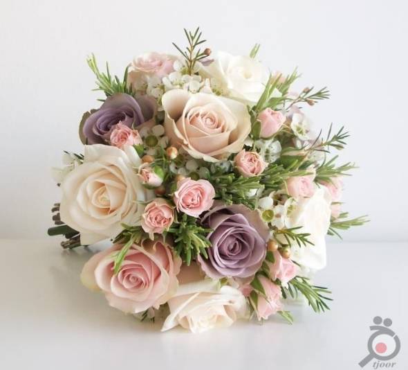دسته گل عروس با گل های سفید و بنفش و صورتی ملیح