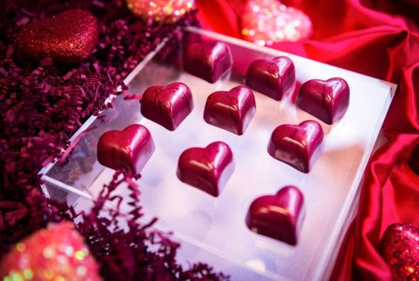 تزیین شکلات به شکل قلب برای روز ولنتاین