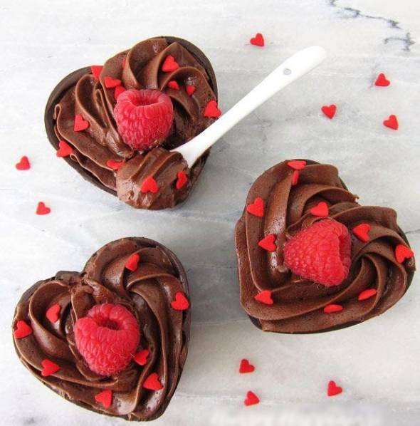 شکلات تزیین شده به شکل قلب برای ولنتاین