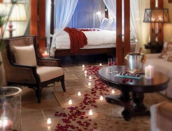 راهرویی از گل رز و شمع برای تزیین اتاق خواب عروس