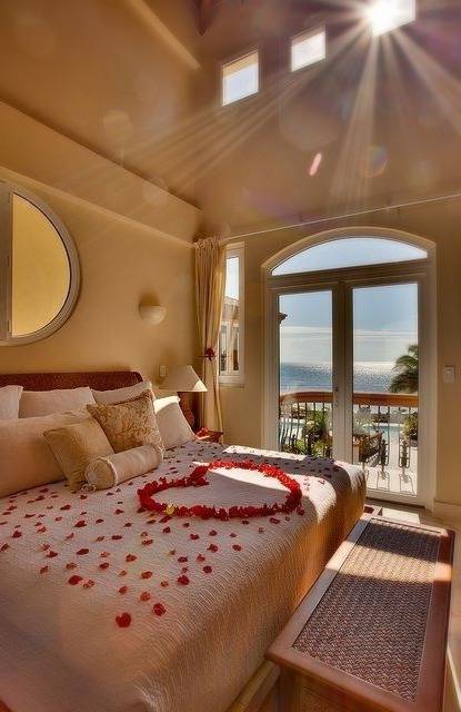 تزیین تخت اتاق عروس با گل سرخ