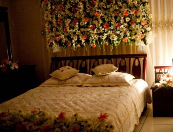 تزیین تخت عروس با تابلوی گل
