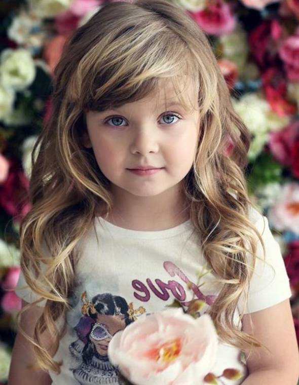 دختر بچه خوشگل با چشمای رنگی
