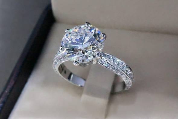 حلقه زیبای نامزدی الماس