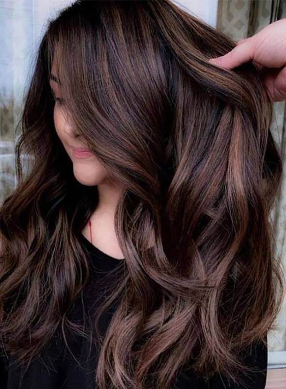 سایه های زیبای رنگ موی دارچینی روی موهای قهوه ای تیره