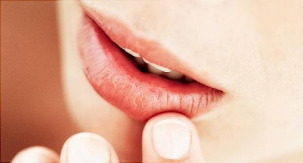 علل و عوامل خشکی لب و دهان