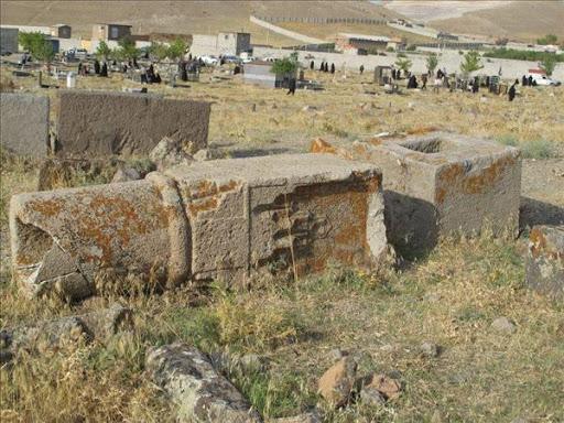 مکانهای دیدنی و تفریحی شهر تبریز کدامند؟ قبرستان تاریخی پینه شلوار تبریز