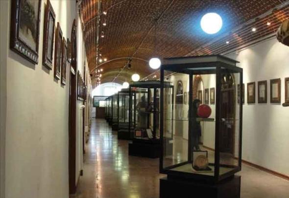 مکانهای دیدنی و تفریحی شهر تبریز کدامند؟ کاخ شهرداری تبریز