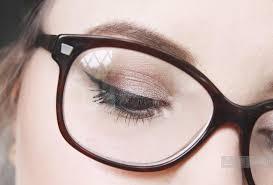 سایه چشم برای خانم های عینکی