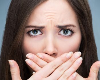 با این روشها از شر بوی بد دهان خلاص شوید درمان بوی بد دهان