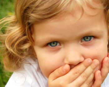 بوی بد دهان کودک و علل ایجاد آن و روش های درمان
