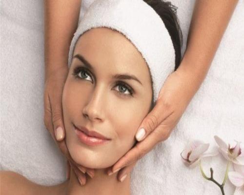 کاربردیترین راهنمای آموزش ماساژ صورت برای زیبایی آموزش ماساژ صورت