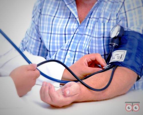 فشار خون بالا چه علائمی دارد معرفی علائم فشار خون بالا