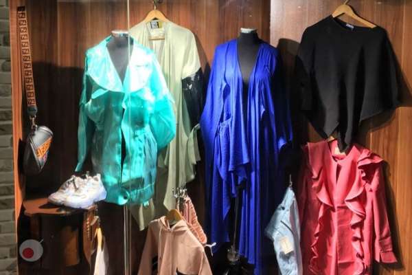 تخفیف اردشیر بوتیک بر روی انواع مانتوهای زنانه