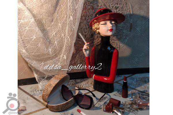 مجسمه نیلا سیگاری