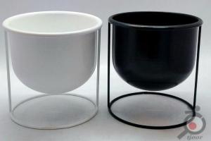 گلدان فلزی پایه دار در رنگ و اندازه های متنوع گلدان فلزی پایه دار در رنگ و اندازه های متنوع