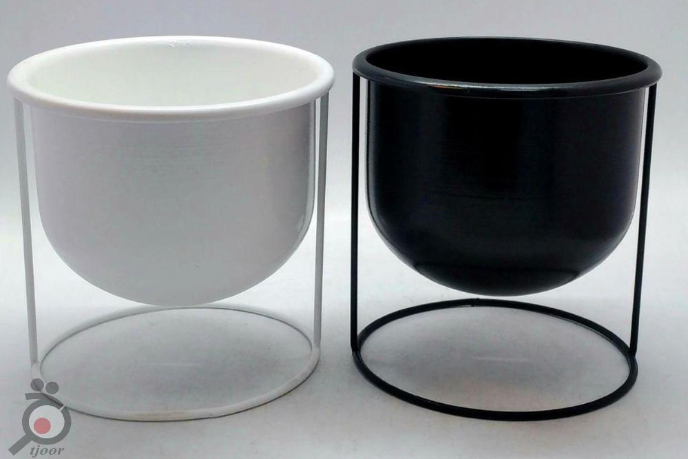 گلدان فلزی پایه دار در رنگ و اندازه های متنوع گلدان فلزی پایه دار در رنگ و اندازه های متنوع